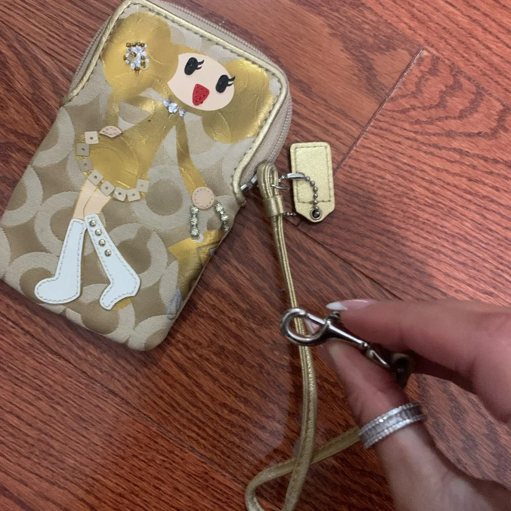 COACH Poppy Goldy Universal Case 3.5”L x 5.5”H. - Picture 3 of 8